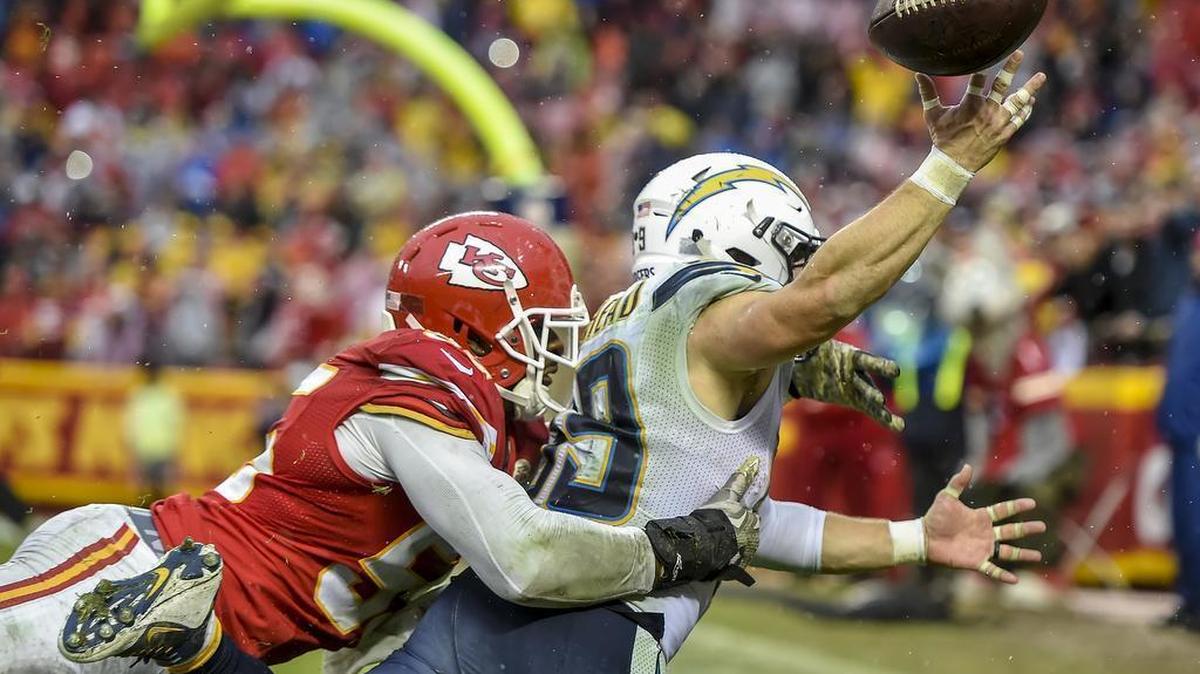 Kansas City Chiefs linebacker Dee Ford (55) broke up the final pass play of the game, intended for San Diego Chargers running back Danny Woodhead (39) with 0:02 left on Sunday, December 13, 2015 at Arrowhead Stadium in Kansas City, Mo. The Chiefs won, 10-3.