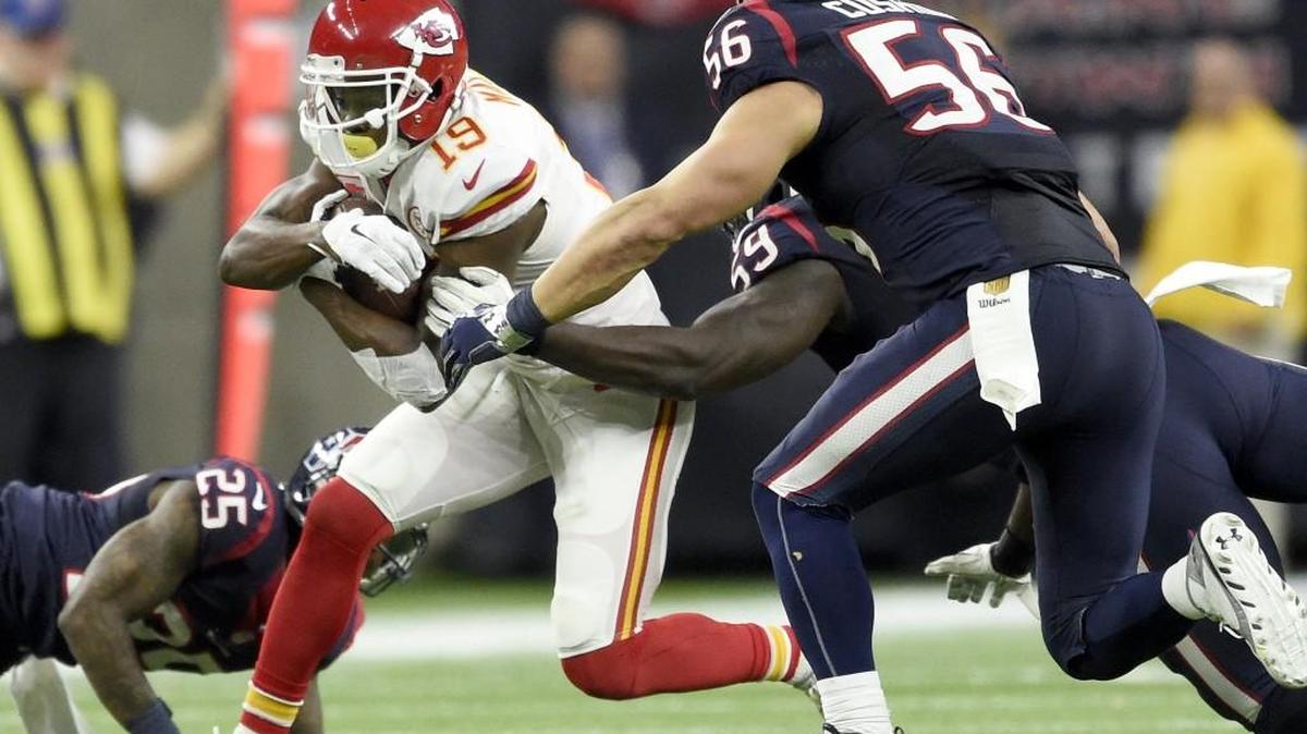Chiefs wide receiver Jeremy Maclin (19) darted in between Texans cornerback Kareem Jackson (25), outside linebacker Whitney Mercilus (59) and inside linebacker Brian Cushing (56) during Saturday's game in Houston. Maclin left the game with a knee injury after this play. The Chiefs beat the Texans 30-0.