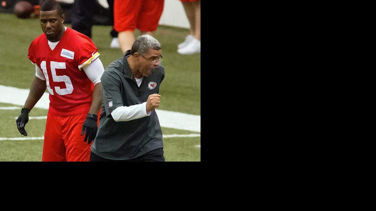 
Chiefs assistant head coach/wide receivers coach David Culley worked with former Chiefs receiver Terrance Copper during a minicamp practice last year.


