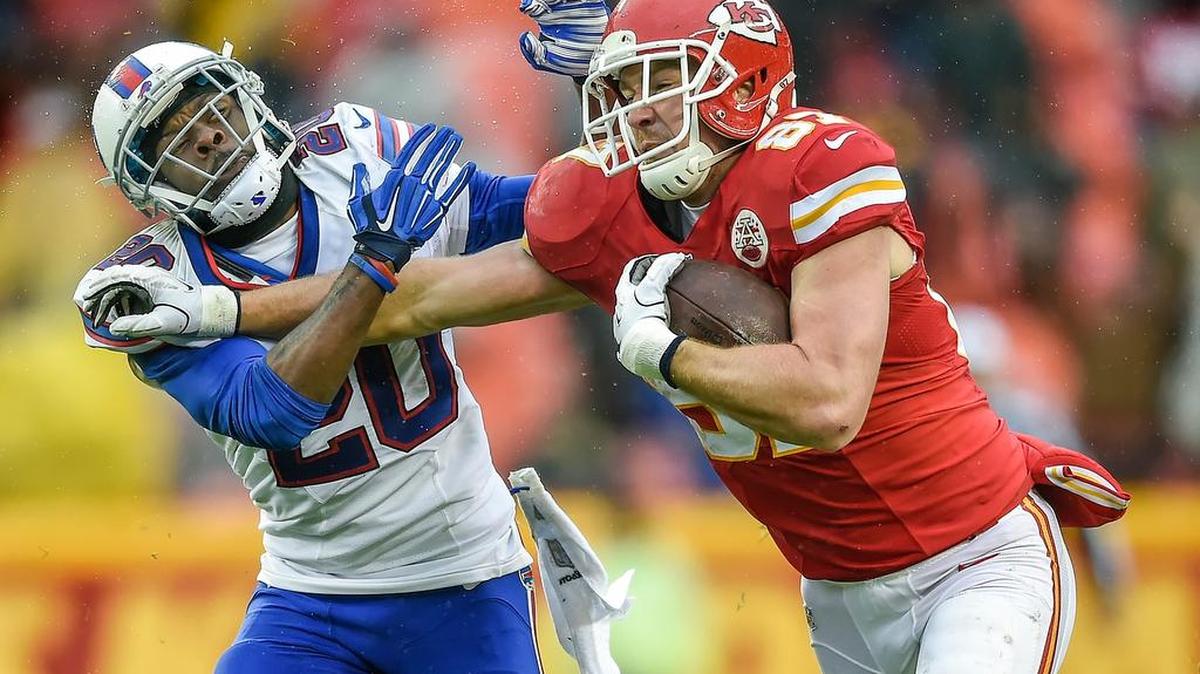 Chiefs tight end Travis Kelce (87) gains 38 yards on a catch and run past Bills free safety Corey Graham in the third quarter Sunday.