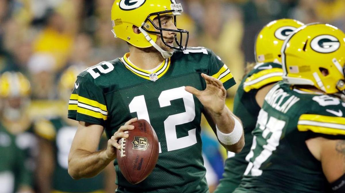 
Packers quarterback Aaron Rodgers drops back during Sunday’s football game against the Seahawks in Green Bay, Wis.
