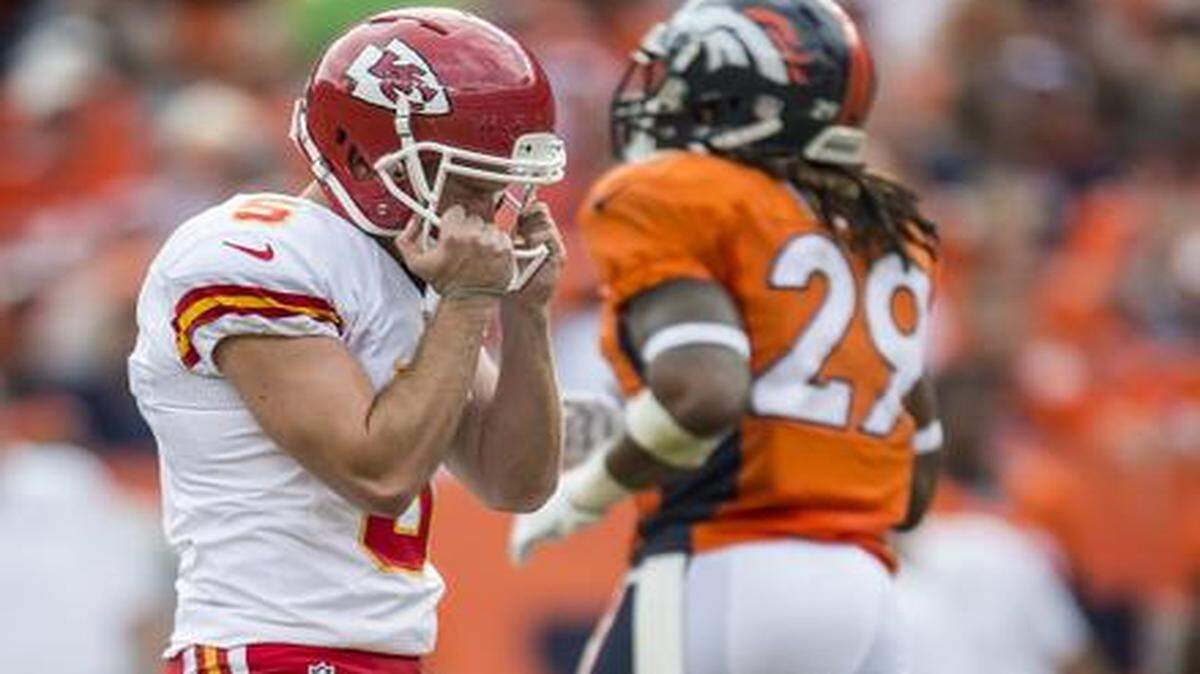 
Chiefs kicker Cairo Santos grabbed his face mask after missing wide right on a 37-yard field goal in the third quarter of a 24-17 loss at Denver on Sunday.
