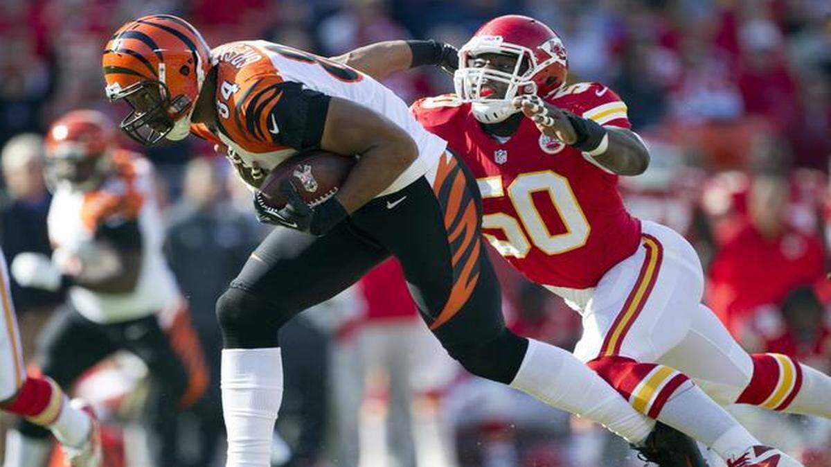 
Outside linebacker Justin Houston (right) and the Chiefs are “far apart” on contract negotiations, according to a source.
