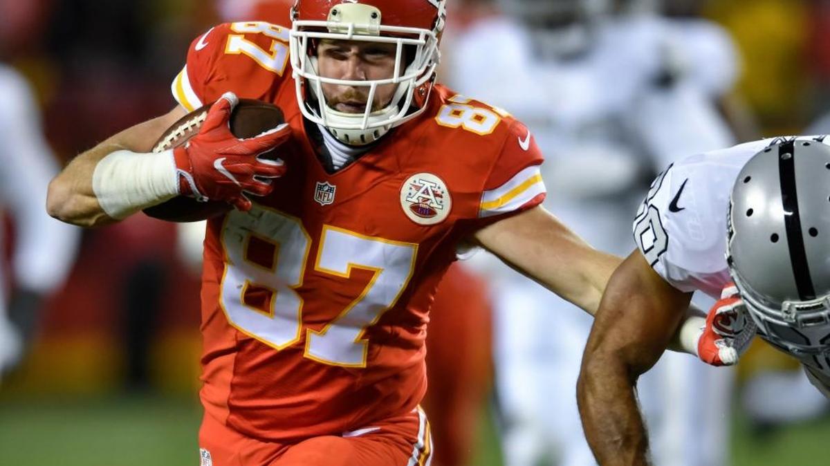 Tight end Travis Kelce will represent the Chiefs in the Pro Bowl for the second straight year, barring a KC appearance in Super Bowl LI.