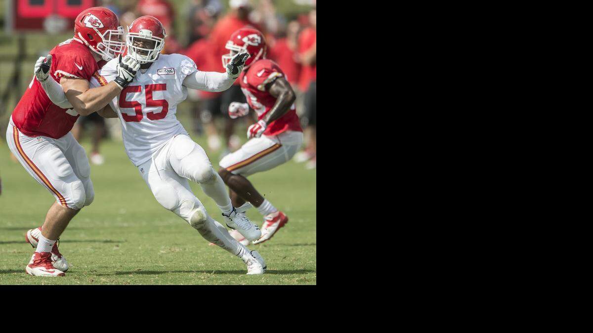 
Chiefs linebacker Dee Ford (55) rushed past the block of guard Jeffrey Linkenbach (74) during training camp.
