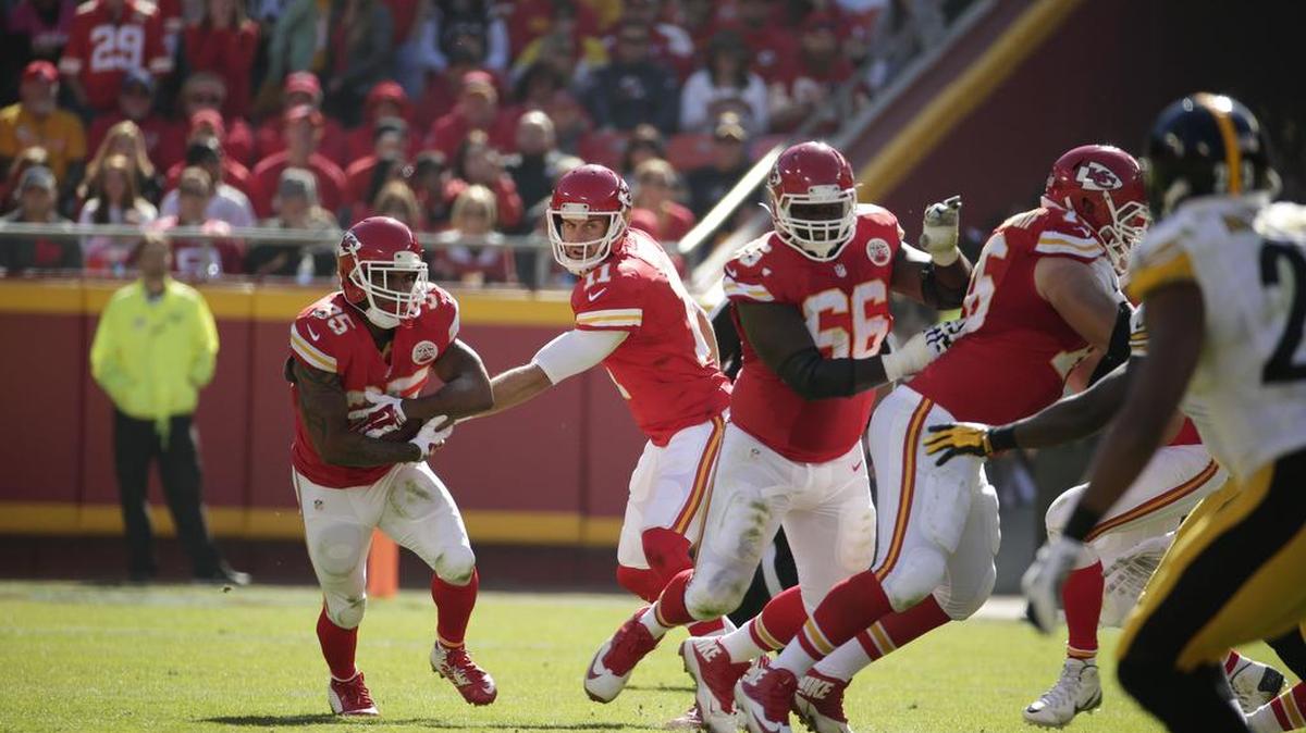Kansas City Chiefs quarterback Alex Smith (11) hands the ball to wide receiver Frankie Hammond (85) during the first half of an NFL football game against the Pittsburgh Steelers in Kansas City, Mo., on Sunday.