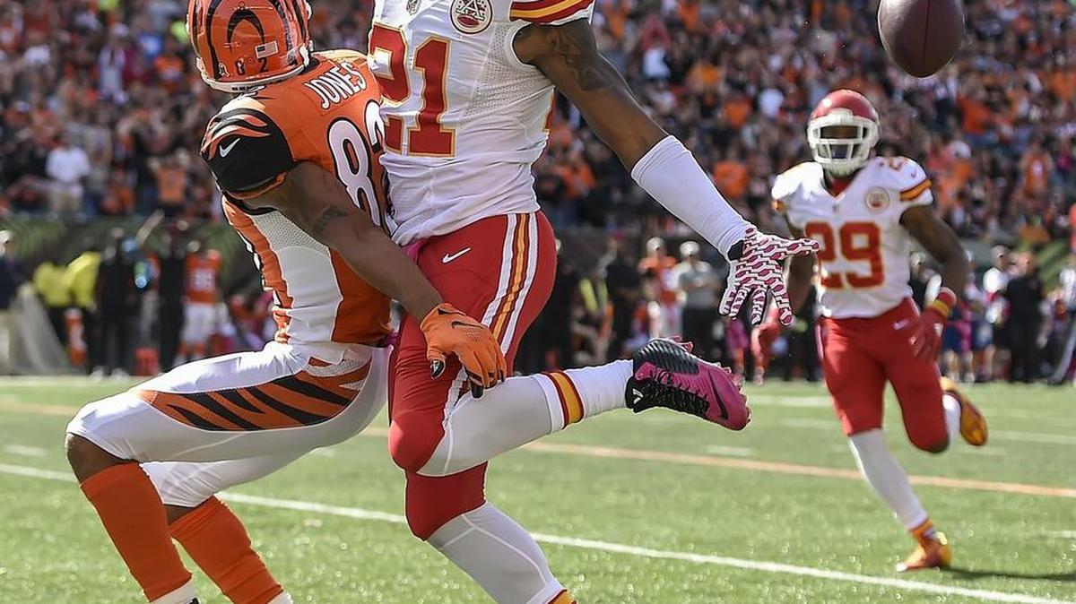 
Kansas City Chiefs cornerback Sean Smith reached back for a deflected pass off the shoulder pads of Cincinnati Bengals wide receiver Marvin Jones in the third quarter of Sunday’s game. The Bengals won, 36-21.
