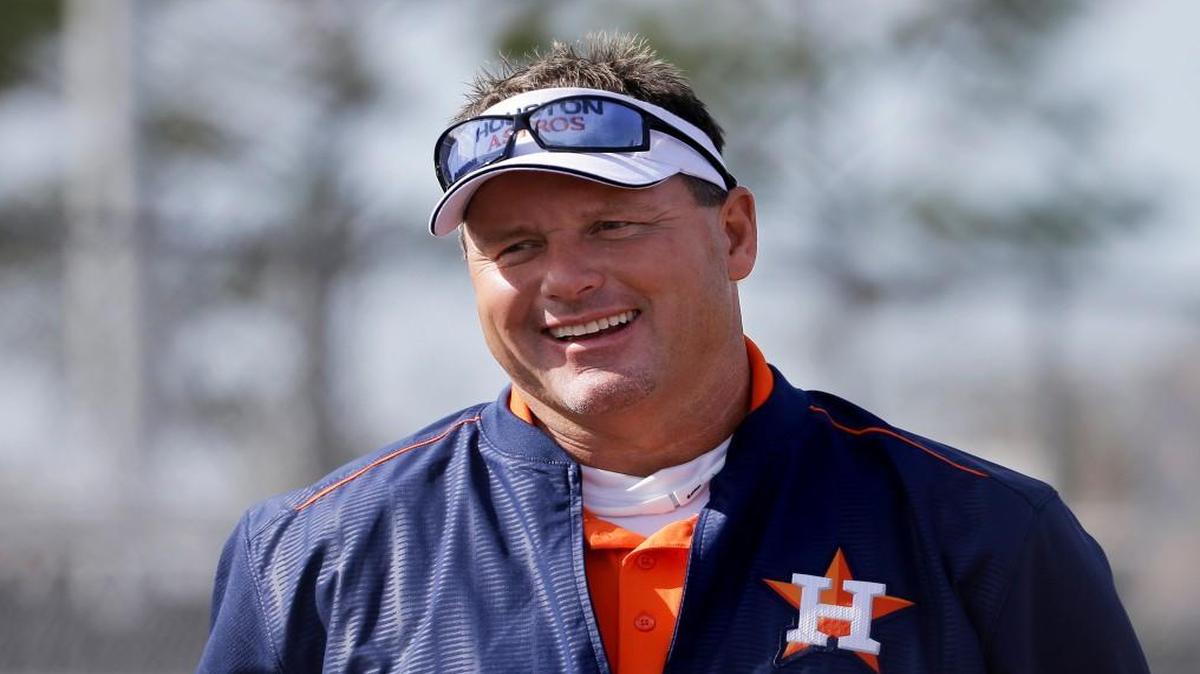 Roger Clemens will be part of an autograph session that raises money for other teams in the NBC World Series.