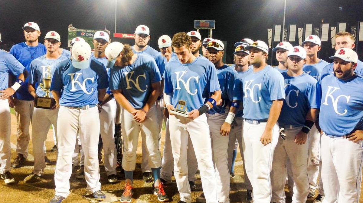
The Liberal team holds the Eric Pintard Most Inspirational Player aware that awarded to the whole team for their performance at the NBC World Series semifinal Friday. Liberal was defeated by Haysville 4-1 in the semifinal game.
