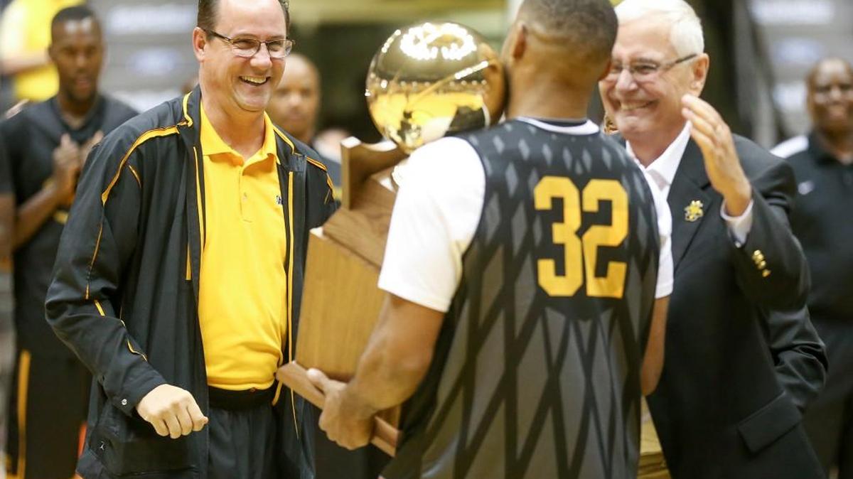 Wichita State coach Gregg Marshall, left, and WSU president John Bardo with former Shocker Tekele Cotton during Shocker Madness in October 2014.