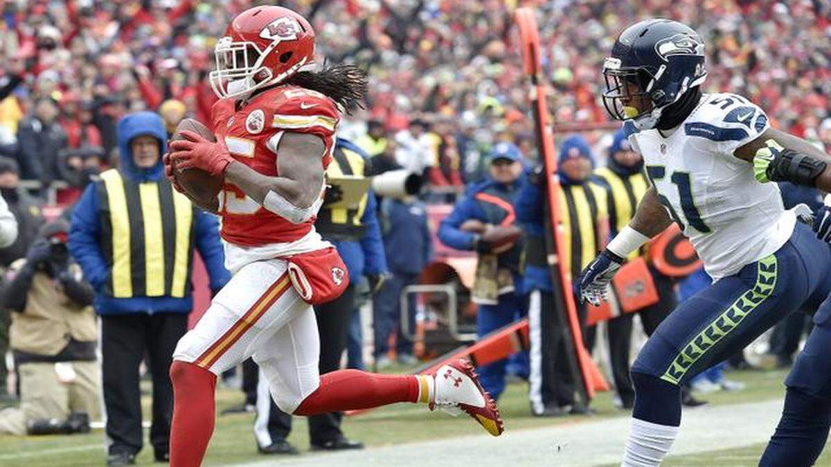 
Kansas City Chiefs running back Jamaal Charles sprints ahead of Seattle Seahawks outside linebacker Bruce Irvin (51) for a first quarter touchdown during Sunday's 24-20 Kansas City win at Arrowhead Stadium.
