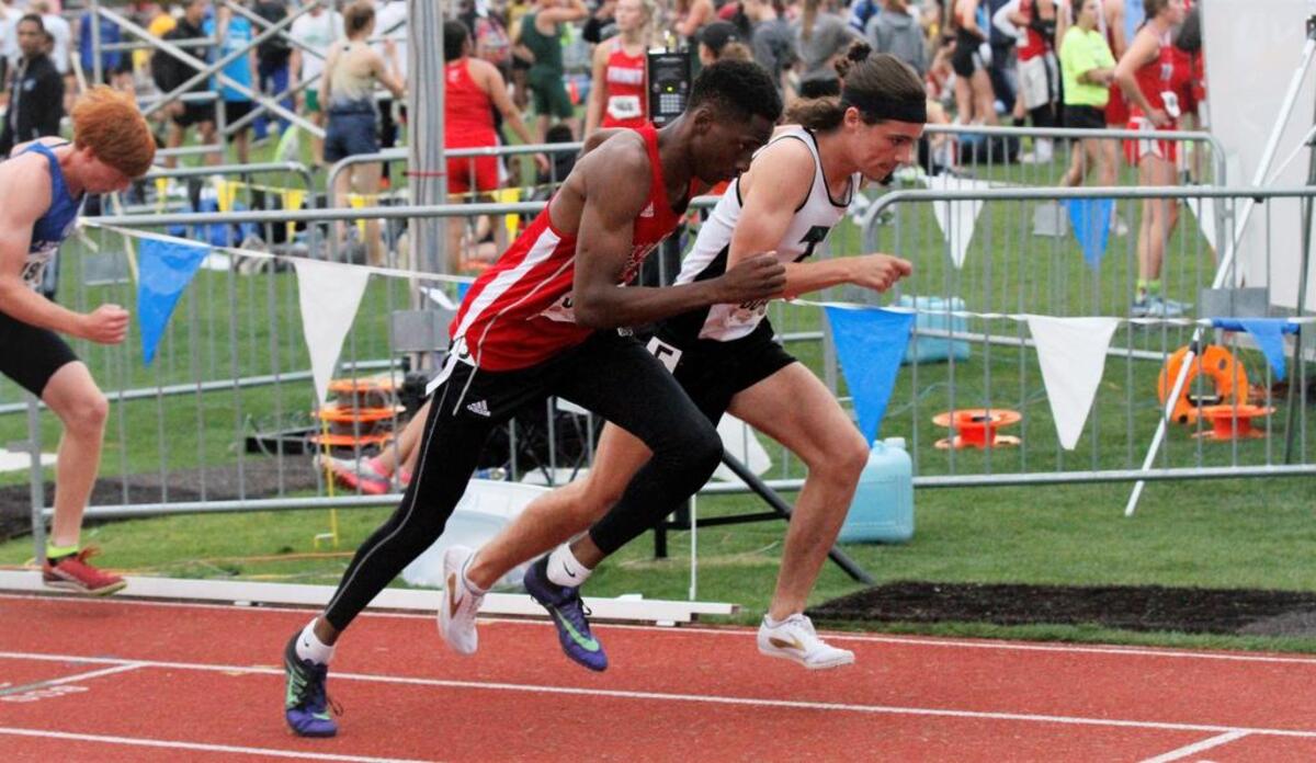 Wichita Heights’ Elijah Mosely (center)